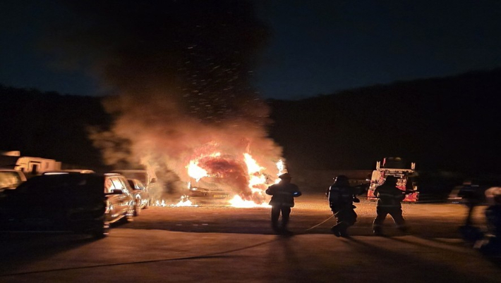 10일 오전 0시 49분쯤 대구 서구 상리동의 한 주차장에서 방화로 추정되는 불이 나 화물차가 탔다. 대구 서부소방서 제공