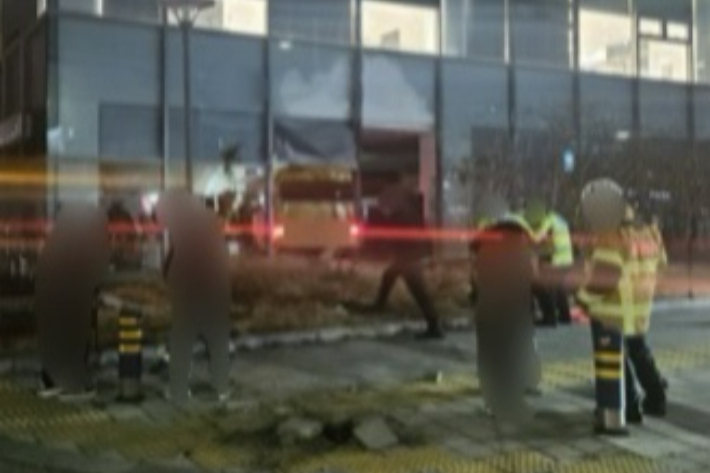 9일 부산 남구 용당동의 한 차량서비스센터 앞 도로에서 유턴하던 25인승 버스가 건물 외벽을 들이받았다. 부산경찰청 제공 