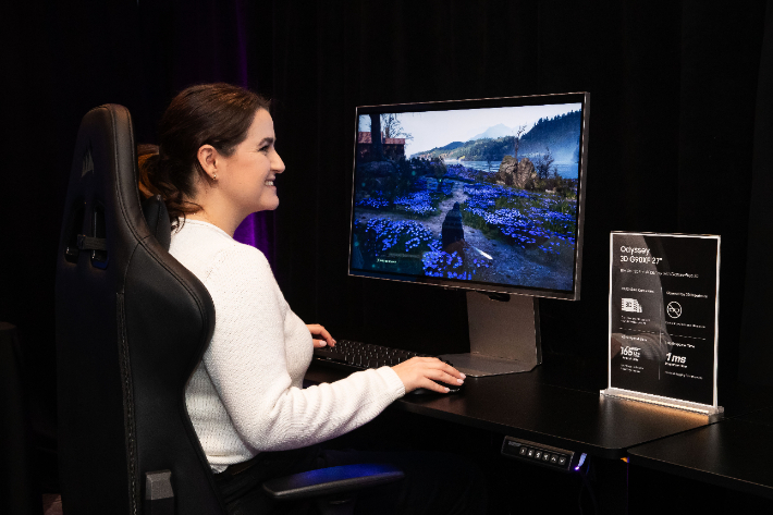 삼성전자 모델이 'GDC 페스티벌 오브 게이밍 2026'에 마련된 삼성전자 행사장에서 오디세이 3D(G90XF)로 3D 게임을 플레이하고 있다. 삼성전자 제공