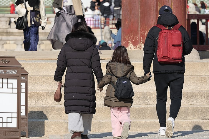 "부모 부양 책임 자녀에 있다" 옛말?...5명 중 1명만 동의 - 뉴스 썸네일 이미지