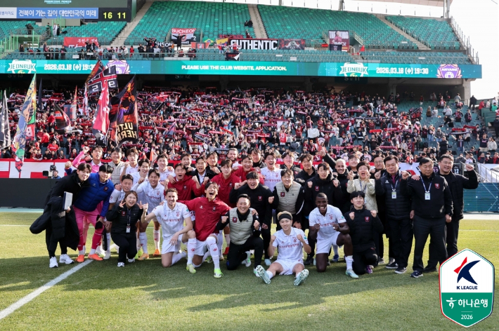 전북 현대전 승리 후 부천FC 선수단. 한국프로축구연맹 제공