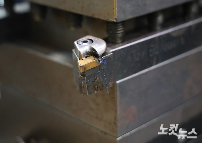 비정규직 노동자 고(故) 김충현씨가 끼임 사고를 당한 선반 장비에 작업복 천 조각이 끼어있다. 박우경 기자