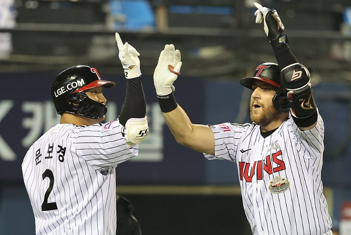 왼쪽부터 문보경, 오스틴. 연합뉴스