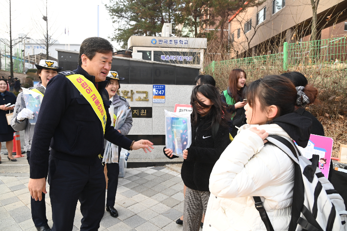 강원경찰청은 10일 오전 원주 반곡초에서 새학기 맞이 어린이보호구역(스쿨존) 교통사고 예방을 위한 '어린이 교통안전 캠페인'을 실시했다. 강원경찰청 제공