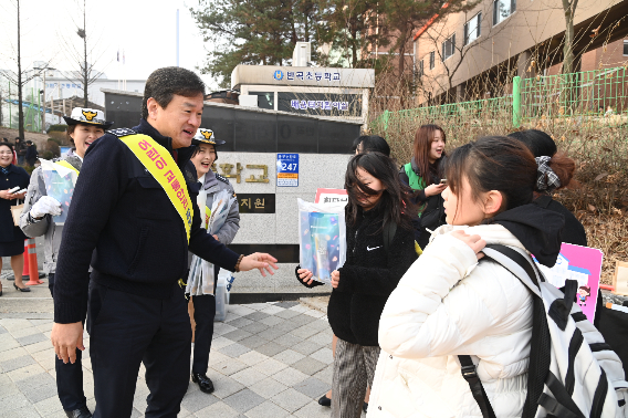 강원경찰청은 10일 오전 원주 반곡초에서 새학기 맞이 어린이보호구역(스쿨존) 교통사고 예방을 위한 '어린이 교통안전 캠페인'을 실시했다. 강원경찰청 제공