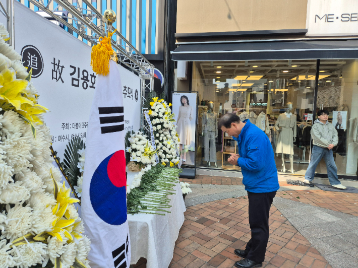이광일 제1부의장이 9일 고(故) 김용호 민주열사 66주기 추모식에서 묵념하고 있다. 이광일 부의장 제공