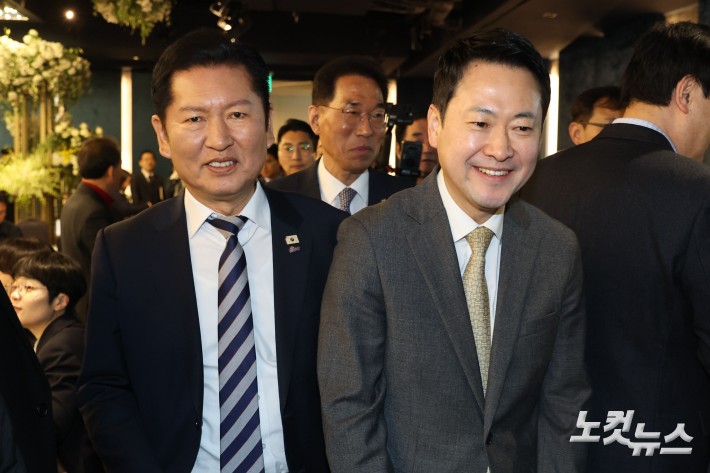 나란히 행사장 들어선 정청래-장동혁