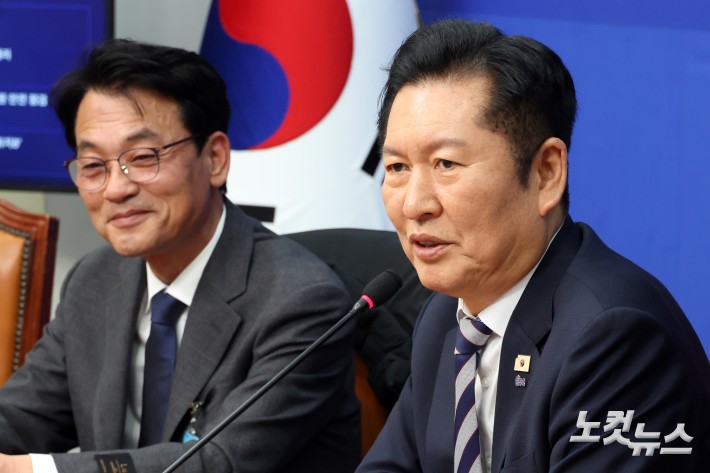 발언하는 정청래 대표