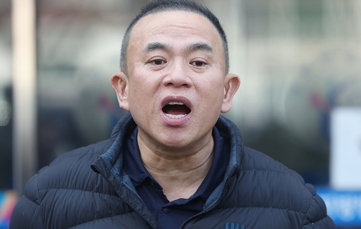 정치자금법 위반 혐의로 기소된 정치 브로커 명태균 씨가 지난 2월 5일 오후 경남 창원시 성산구 창원지법에서 열린 1심 재판에서 무죄 선고를 받은 후 취재진 질문에 답하고 있다. 연합뉴스