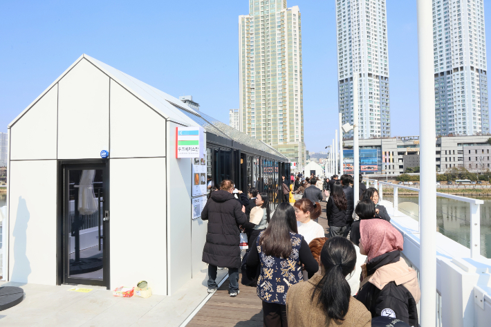 울산교 상부에 조성된 '울산 세계음식문화관'. 울산시 제공
