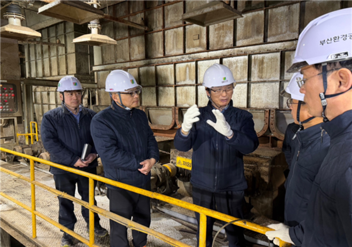 이근희 부산환경공단 이사장(사진 가운데)이 사업장을 방문해 시설을 점검하고 있다. 부산환경공단 제공