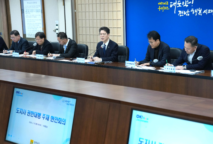 전라남도는 10일 황기연 전남도지사 권한대행 주재로 현안 회의를 열어 유엔기후변화협약(UNFCCC) 기후주간, 여수세계섬박람회 준비 상황을 점검했다. 전라남도 제공