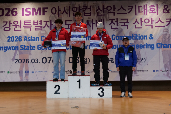 남자 시니어 버티컬 시상식. 3위가 정재원. 대한산악연맹 제공