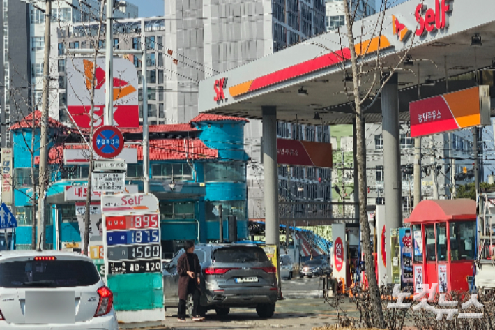 10일 오후 찾은 강원 춘천의 한 주유소로 차량이 진입하고 있는 모습. 구본호 기자