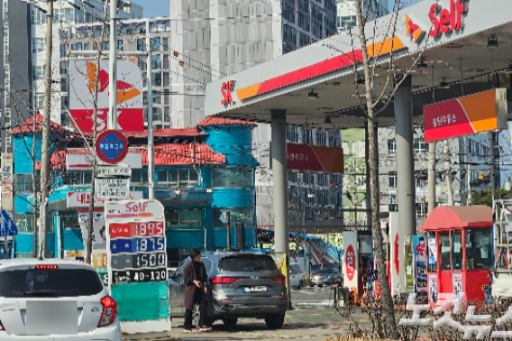 10일 오후 찾은 강원 춘천의 한 주유소로 차량이 진입하고 있는 모습. 구본호 기자