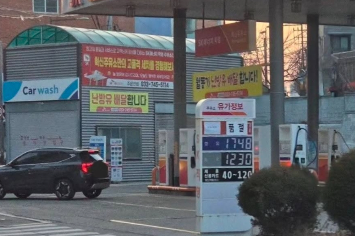 강원 원주의 한 주유소 유류 가격 팻말에 휘발유 품절 안내문이 붙어있는 모습. SNS캡처