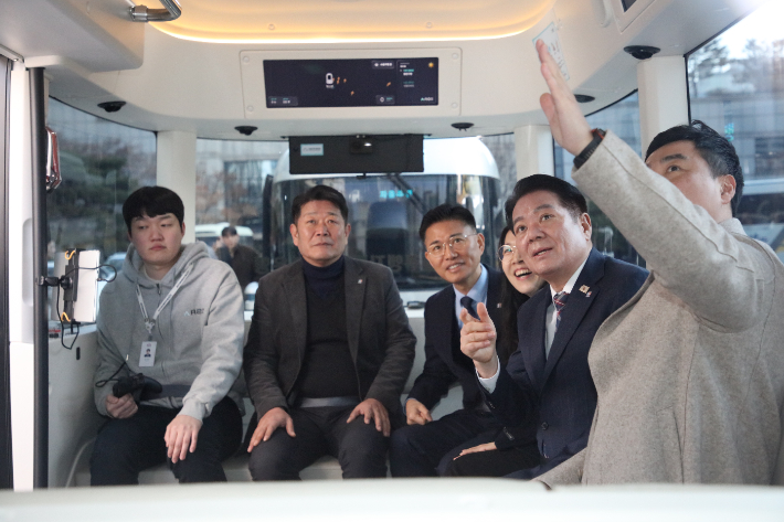 최대호(오른쪽 두 번째) 안양시장과 관계자들이 탑승 체험을 하고 있다. 안양시 제공
