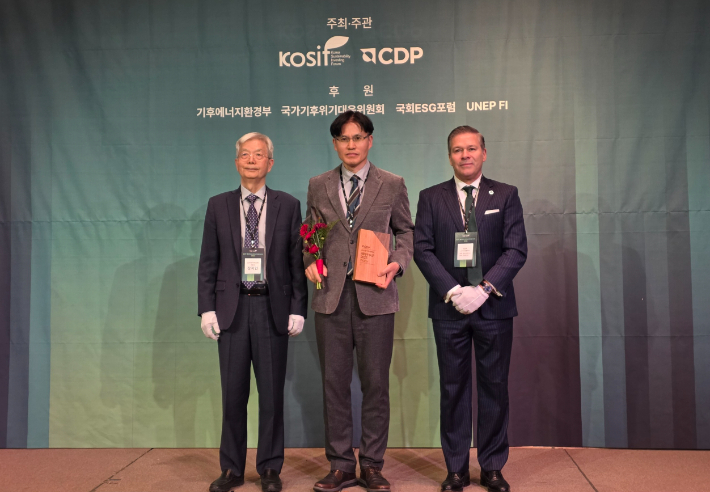 삼성전기 최종민 상무가 수자원부문 우수상을 수상받고 있다. (왼쪽부터)CDP한국위원회 장지인 위원장, 삼성전기 최종민 상무, CDP 호세 오르도네스 APAC 총괄대표. 삼성전기 제공