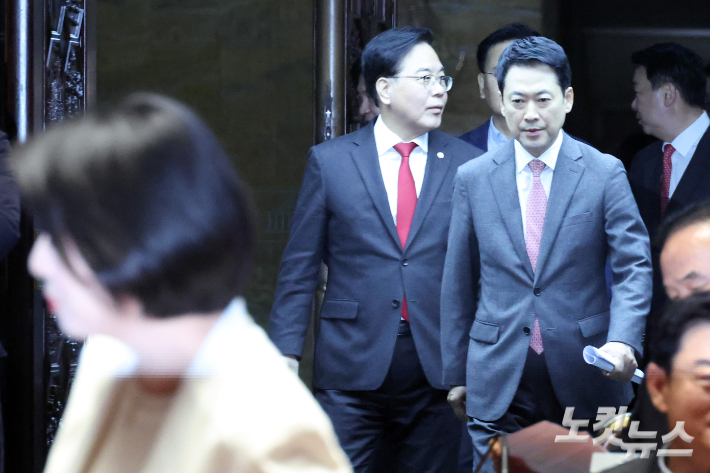 9일 서울 여의도 국회에서 열린 국민의힘 의원총회에 장동혁 대표와 송언석 원내대표가 참석하고 있다. 윤창원 기자