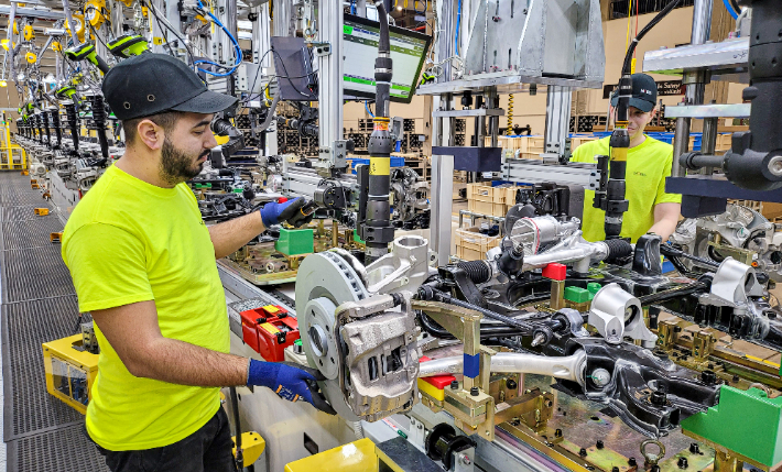 현대모비스 헝가리공장에서 작업자들이 섀시모듈을 생산하고 있는 모습. 현대모비스 제공