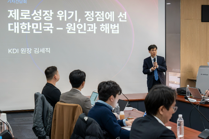 김세직 한국개발연구원(KDI) 원장은 10일 KDI 화상회의실에서 취임 후 첫 출입기자 간담회를 가졌다. KDI 제공