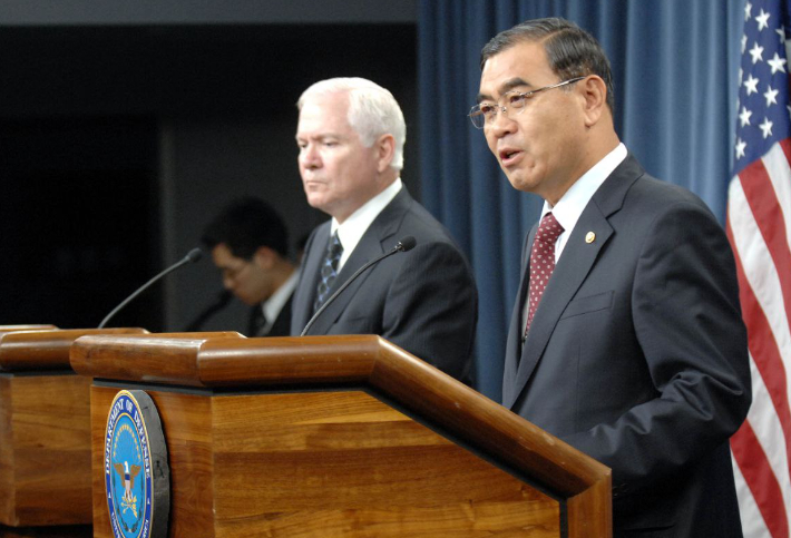 2008년 10월 17일, 워싱턴 국방부에서 이상희 국방부장관이 제40차 한미안보협의회(SCM)를 마친 뒤, 기자회견을 하고 있다. 합참 제공