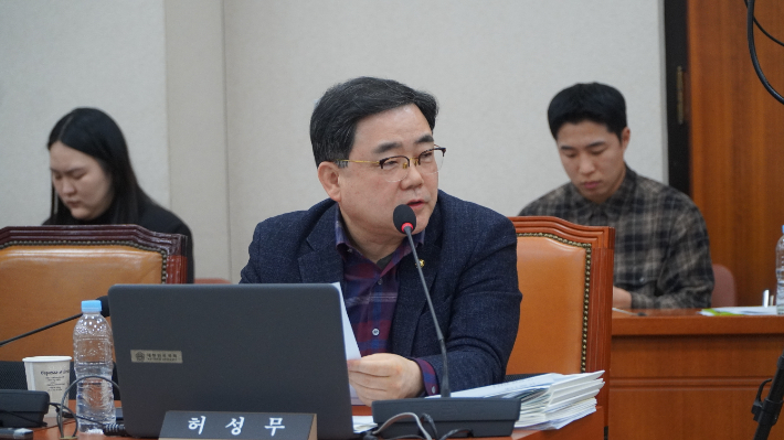 현안질의를 하고 있는 허성무 의원. 의원실 제공 