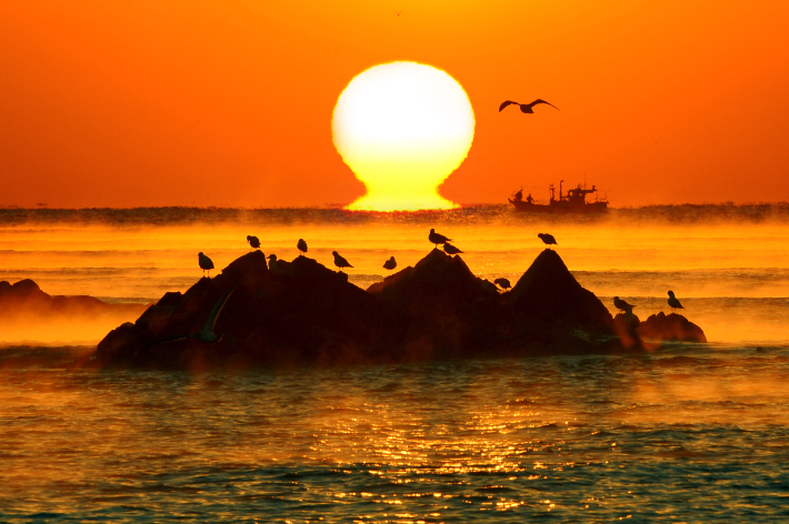 문무대왕릉 일출. 경주시 제공