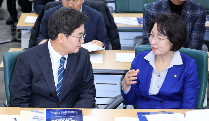 김동연 경기지사와 더불어민주당 추미애 의원이 10일 국회 의원회관에서 열린 경기도 주 4.5일제 시범사업 효과 분석 정책 토론회에 참석해 대화하고 있다. 연합뉴스