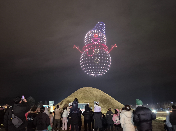 경주시 대릉원 일원에서 열린 드론 라이트쇼에서 경주 드론기업 (주)리하이가 선보인 드론 퍼포먼스가 밤하늘을 수놓으며 시민과 관광객들의 눈길을 끌고 있다. 경주시 제공