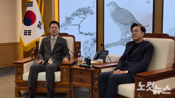국민의힘 장동혁 대표(왼쪽)와 김태흠 충남지사가 10일 오후 충남도청 접견실에서 만나 대화하고 있다. 김정남 기자