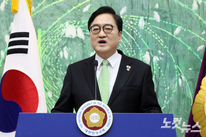 우원식 국회의장이 10일 서울 여의도 국회에서 개헌 관련 긴급 기자회견을 하고 있다. 윤창원 기자