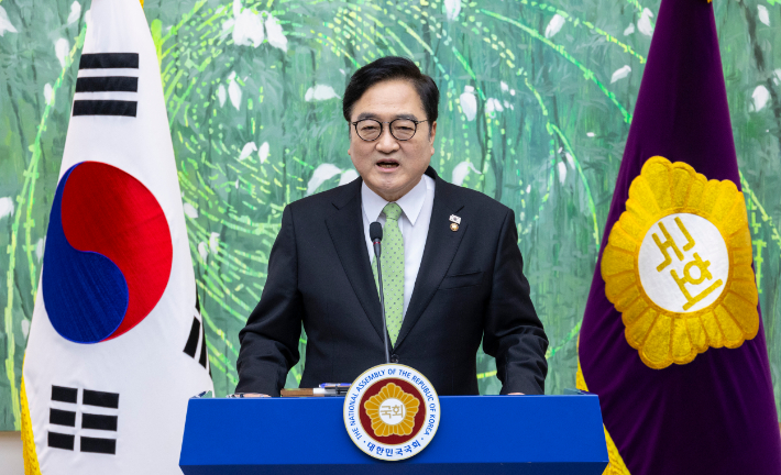 우원식 국회의장이 10일 국회에서 개헌 관련 기자회견에서 오는 17일까지 여야의 개헌 특위 구성을 촉구하는 모습. 연합뉴스