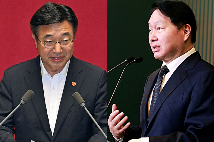 윤호중 행정안전부 장관(왼쪽), 최태원 SK그룹 회장. 윤창원 기자·연합뉴스