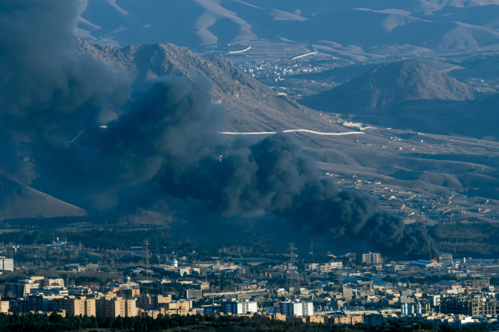 연기 피어오르는 이란 수도 테헤란. 연합뉴스