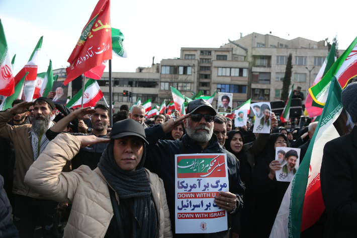 모즈타바에 충성 맹세하는 테헤란 시민들. 연합뉴스