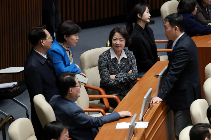 국회 법제사법위원장인 더불어민주당 추미애 의원이 국회 본회의에서 법사위 여당 간사 김용민 의원, 법사위원인 서영교·박지원 의원과 대화하는 모습. 연합뉴스
