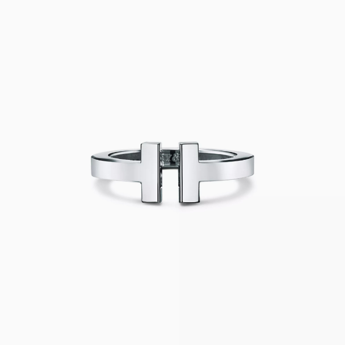티파니의 실버 T 스퀘어 링. 티파니 제공