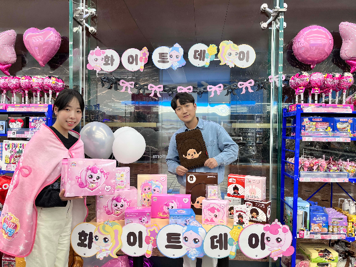 GS25는 1020세대부터 '어른이'까지 두루 인기가 높은 캐치! 티니핑을 비롯해 몬치치, 몽모 등 다양한 캐릭터를 활용한 차별화 세트 상품을 선보였다. GS25 제공
