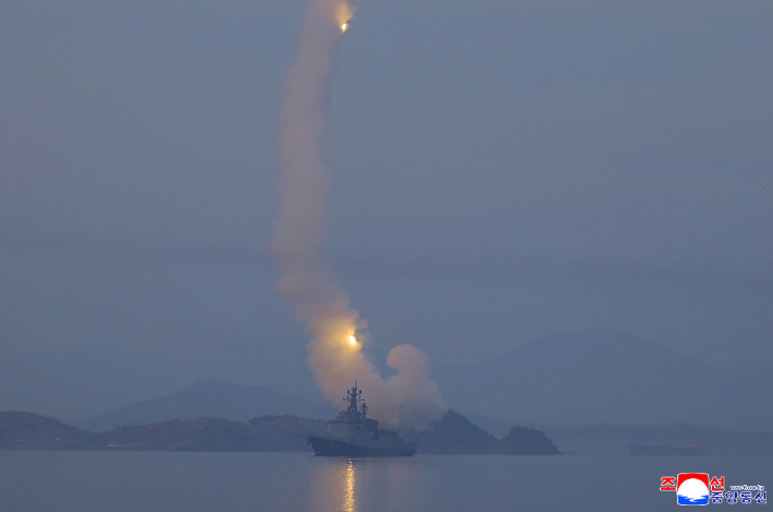 김정은 북한 국무위원장이 화상으로 참관한 가운데 지난 10일 구축함 최현호에서 순항미사일 시험발사를 진행했다고 조선중앙통신이 11일 보도했다.  연합뉴스
