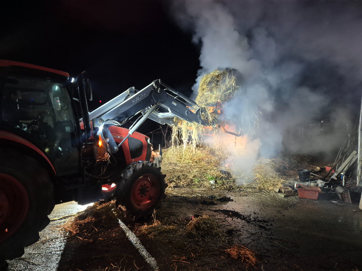 충남 공주시 한우 축사 화재 진화 모습. 공주소방서 제공