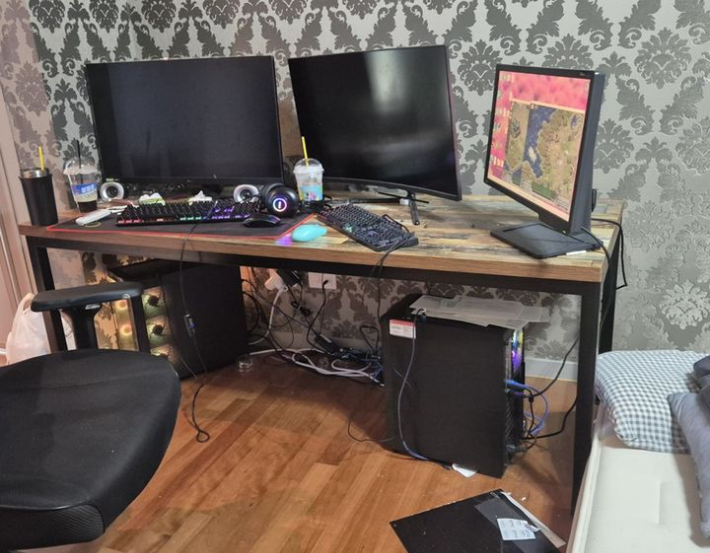 서울동부지검 보이스피싱범죄 합동수사부(부장검사 이태순)는 미얀마 소재 '원구단지'에서 한국인을 상대로 한 로맨스 스캠 범죄단체를 적발해 범죄단체가입·활동 혐의로 조직원 9명을 입건하고 5명을 구속기소했다고 11일 밝혔다. 사진은 미얀마에서 귀국한 조직원이 한 아파트 거실을 자금세탁 사무실로 개조한 모습. 서울동부지검 제공