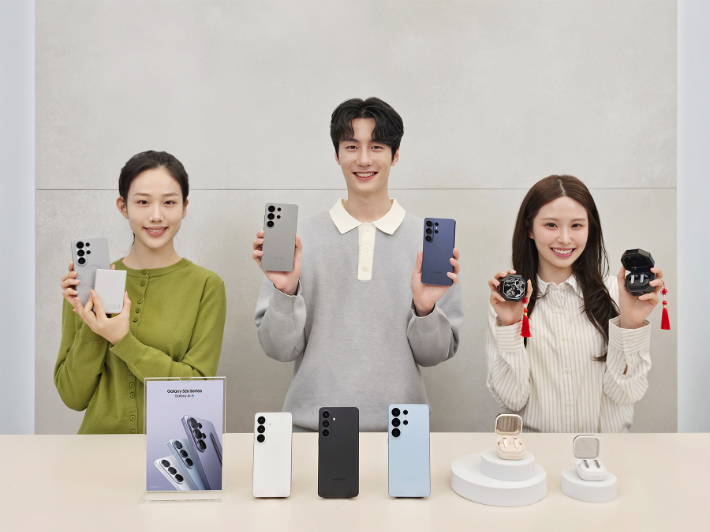 삼성전자가 '갤럭시 S26 시리즈'와 '갤럭시 버즈4 시리즈'를 11일 출시한다. 삼성전자 제공