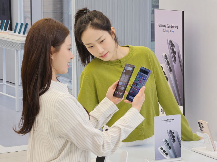 삼성전자 모델이 '갤럭시 S26 울트라'의 '프라이버시 디스플레이' 기능을 체험하는 모습. 삼성전자 제공