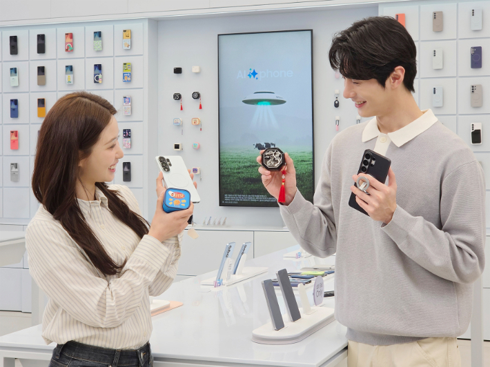 삼성전자 모델이 '갤럭시 S26 시리즈'와 '갤럭시 버즈4 시리즈'의 다양한 액세서리를 소개하는 모습. 삼성전자 제공