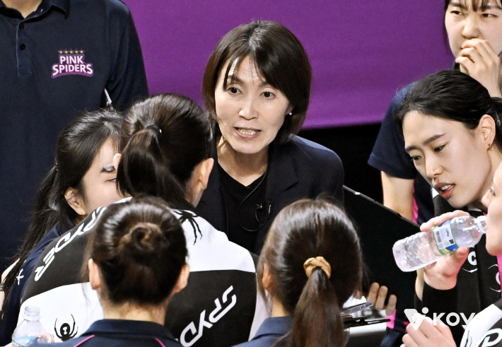 요시하라 감독의 작전 지시 모습. 한국배구연맹 