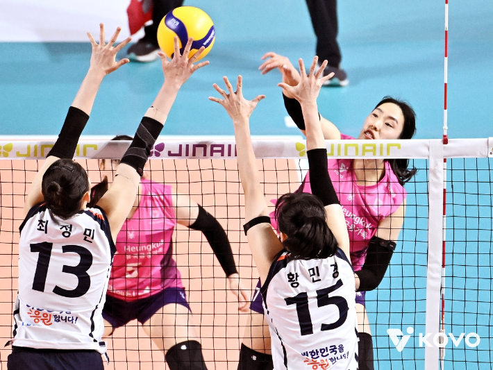 흥국생명 최은지(오른쪽)가 10일 기업은행 블로커들을 상대로 스파이크를 날리는 모습. 한국배구연맹  