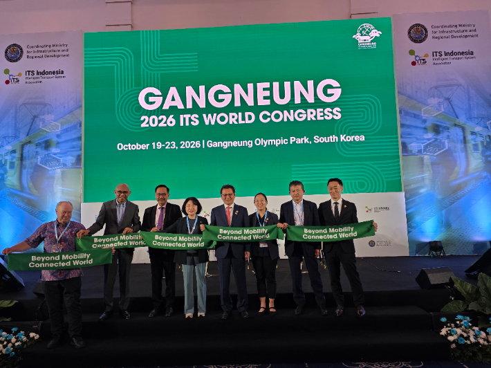 강릉시는 지난해 인도네시아 자카르타에서 개최된 '2025 인도네시아 국제 교통정상회의(IITS)'에 참가해 각국 관계자들을 상대로 '2026 지능형교통체계(ITS) 강릉 세계총회'의 참여를 독려했다. 강릉시 제공  