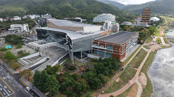 경주화백컨벤션센터와 국제미디어센터 전경. 경주시 제공 