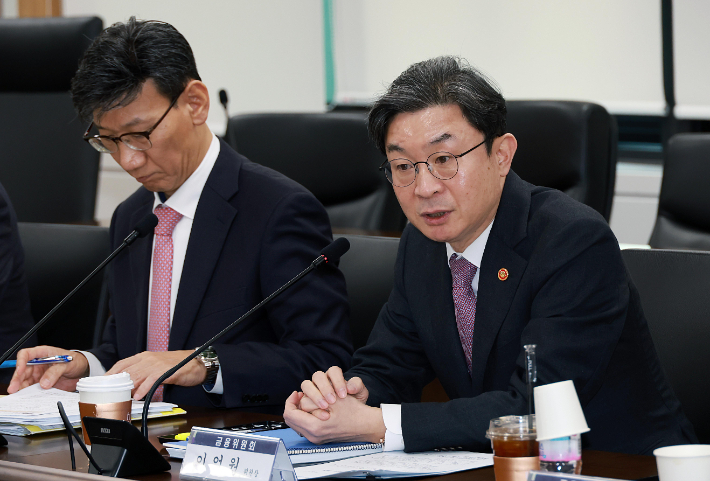 이억원 금융위원장이 11일 서울 종로구 정부서울청사에서 열린 금융시장 리스크 점검회의를 주재하고 있다. 금융위원회 제공